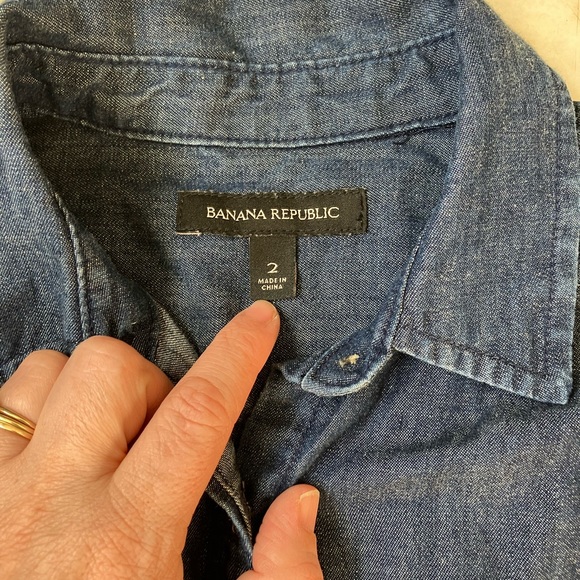 Banana Republic Chambray Button Front Dress Shirt Tail Hem - Picture 3 of 4